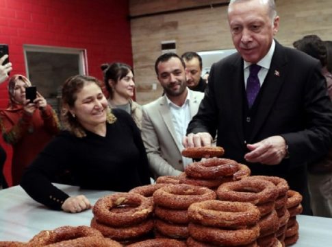 Ταγίπ Ερντογάν: Από πάμφτωχος κουλουράς… με περιουσία δισεκατομμυρίων