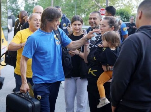 Έφτασε στον Βόλο η ΑΕΚ – Υποδοχή από τον κόσμο (pics & vid)