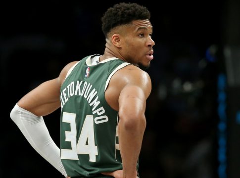 Η αινιγματική αντίδραση του Αντετοκούνμπο όταν φίλαθλος του ζήτησε να πάει στους Γουόριορς (vid)