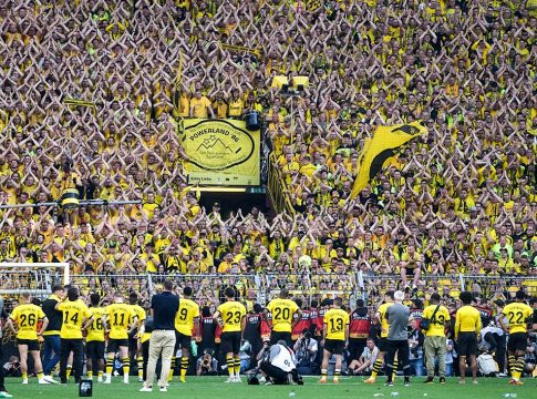 Μεγαλείο των οπαδών της Ντόρτμουντ: Δεν έφυγε κανείς μετά τη λήξη, απαρηγόρητοι παίκτες και προπονητής (pics & vid)