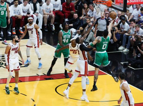 Χιτ – Σέλτικς 103-104: Με μυθικό buzzer beater σε «νεκρό» χρόνο οι Κέλτες ισοφάρισαν σε 3-3