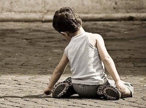 Σοκ στην Κρήτη: Νηστικά και κάτω από άθλιες συνθήκες τα τρία ανήλικα που άφηνε μόνα τους στο σπίτι η μητέρα τους