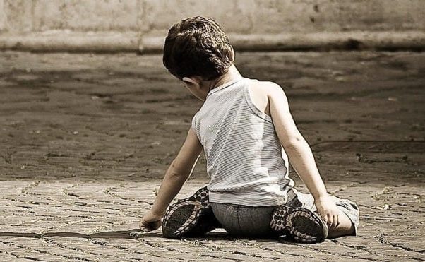 Σοκ στην Κρήτη: Νηστικά και κάτω από άθλιες συνθήκες τα τρία ανήλικα που άφηνε μόνα τους στο σπίτι η μητέρα τους