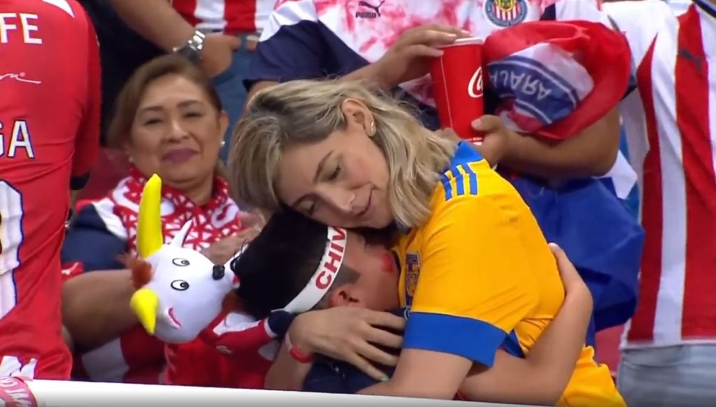 Συγκλονιστικό βίντεο: Μαμά φίλαθλος της Τίγκρες παρηγορεί τον γιο της, υποστηρικτή της Τσίβας, μετά το χαμένο πρωτάθλημα (vid)