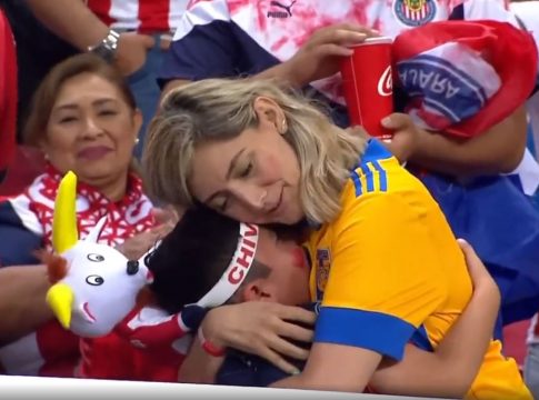 Συγκλονιστικό βίντεο: Μαμά φίλαθλος της Τίγκρες παρηγορεί τον γιο της, υποστηρικτή της Τσίβας, μετά το χαμένο πρωτάθλημα (vid)