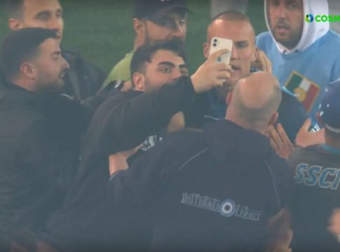 Τρέλα με το σφύριγμα της λήξης στο Ούντινε: Μπήκαν μέσα οι οπαδοί της Νάπολι (vids)