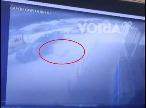 Θεσσαλονίκη: Βίντεο ντοκουμέντο – Η στιγμή που αυτοκίνητο παρασέρνει αδέσποτο σκύλο