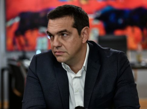 Τσίπρας: Είμαι εδώ, δεν θα εγκαταλείψω τη μάχη