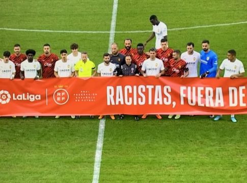 Μαγιόρκα – Βαλένθια: Ο Ντιακαμπί αρνήθηκε να ποζάρει για το αντιρατσιστικό μήνυμα της La Liga