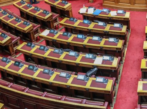 Τα δύο αδέλφια που μπαίνουν στη Βουλή με διαφορετικά κόμματα