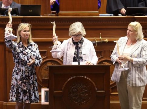 ΗΠΑ: Σκληροτράχηλες Ρεπουμπλικάνες γερουσιαστίνες τα βάζουν με το κόμμα τους για τις αμβλώσεις