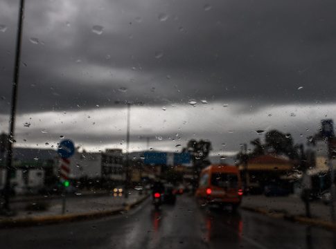 Καιρός: Με βροχές και καταιγίδες η επιστροφή των εκδρομέων