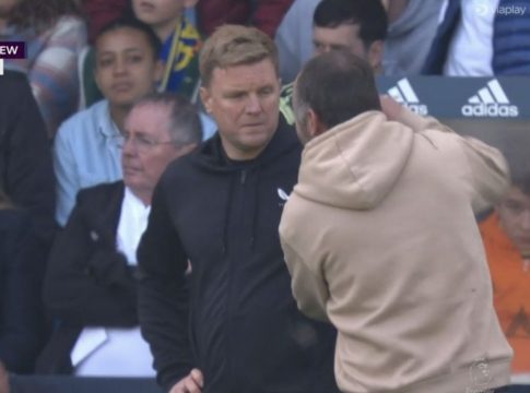 Λιντς – Νιουκάστλ: Φίλαθλος έκανε «ντου» στον αγωνιστικό χώρο κι έσπρωξε τον Έντι Χάου (vid)