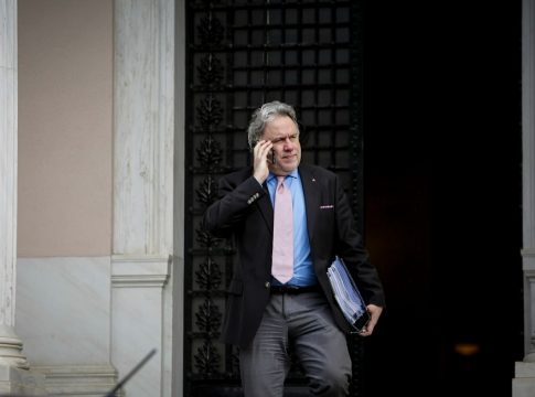 Γιώργος Κατρούγκαλος: Μπαράζ αντιδράσεων από το «αυτογκόλ» – Το «άδειασμα» Τσίπρα και το παρασκήνιο της απόσυρσής του