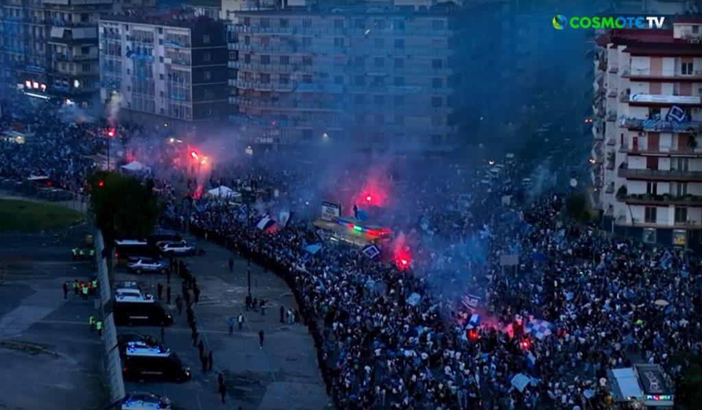 Στους δρόμους για την αρμάδα του Σπαλέτι όλη η Νάπολη – Καμαρώνει περήφανος ο Ντε Λαουρέντις (vids)