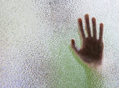 «Γιατί το κάνεις αυτό;» – Σοκάρει η καταγγελία νεαρής που έπεσε θύμα βιασμού από τον θείο της (vid)