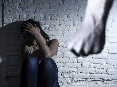 Έμφυλη βία στην Πάτρα: Στο εδώλιο ο 36χρονος που ξυλοκόπησε τη σύντροφό του – «Ένιωθα εγκλωβισμένη» (pics)