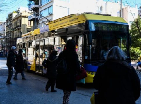 Οδηγός τρόλεϊ συνελήφθη επειδή είχε όπλο