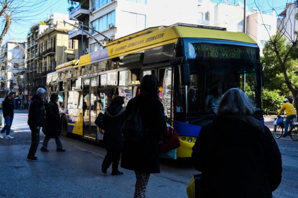 Οδηγός τρόλεϊ συνελήφθη επειδή είχε όπλο