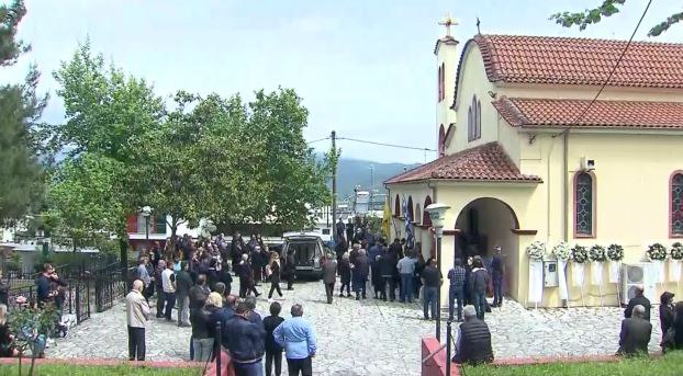 Σπαραγμός στην κηδεία του βρέφους στην Άρτα – Γλυκά και μπομπονιέρες έξω από την εκκλησία (pics, vids)