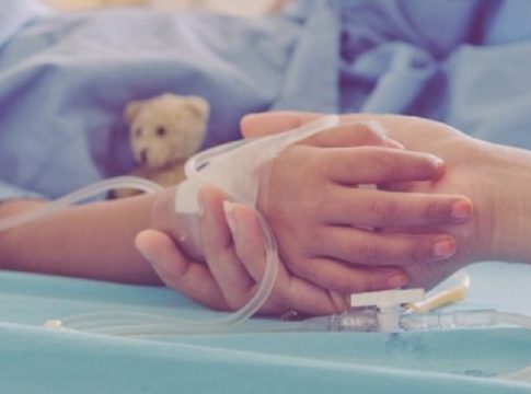 Ώρες αγωνίας για το 2,5 ετών κοριτσάκι που παρασύρθηκε από αυτοκίνητο που οδηγούσε ο πατέρας του (vid)