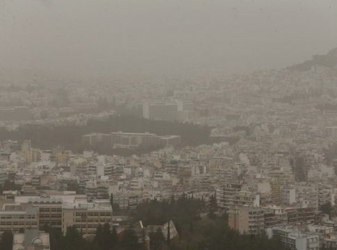 Σάκης Αρναούτογλου: Αφρικανική σκόνη με λασποβροχές το σκηνικό του καιρού την Τρίτη