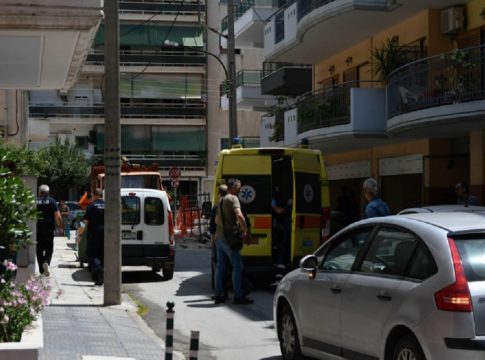 Ηλικιωμένος έπεσε από τον τέταρτο όροφο πολυκατοικίας στη Λάρισα και σκοτώθηκε (pics)