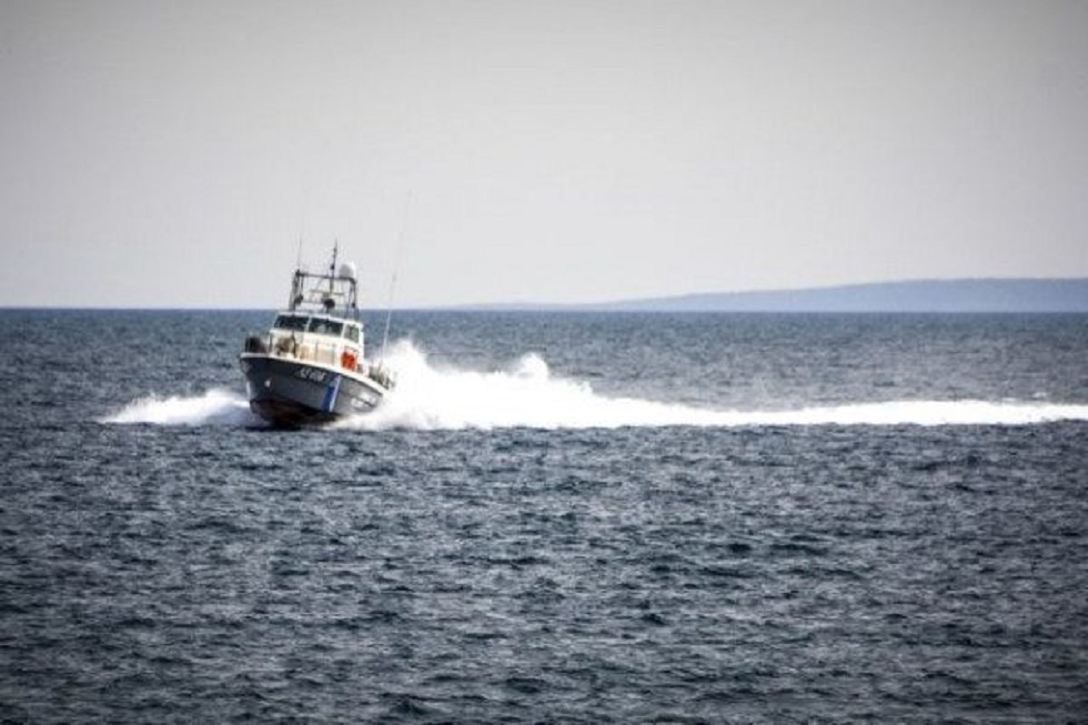 Επιχείρηση του Λιμενικού στη Μύκονο, μετά την ανατροπή σκάφους με μετανάστες