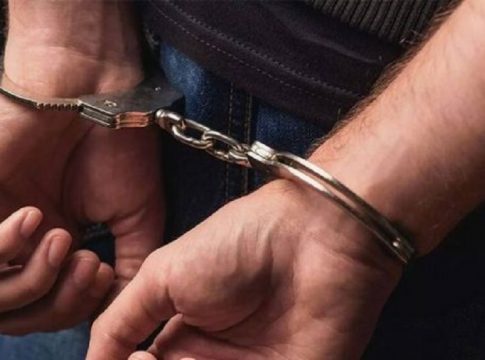 Πειραιάς: Χειροπέδες σε 53χρονο για απόκρυψη μεταναστών που δεν είχαν ταξιδιωτικά έγγραφα
