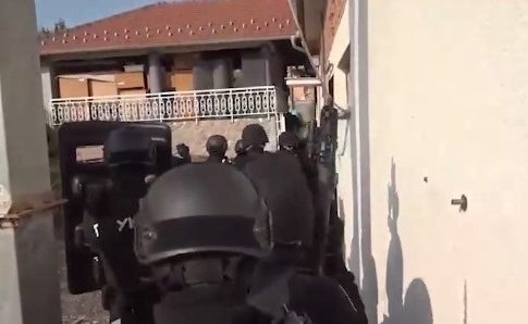 Βίντεο από τη σύλληψη του 21χρονου μακελάρη στη Σερβία – Η λέξη που επαναλάμβανε
