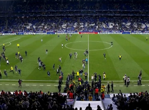 Ντου από τους οπαδούς της Εσπανιόλ, κυνήγησαν τους παίκτες της Μπαρτσελόνα που πανηγύριζαν τον τίτλο (vid)