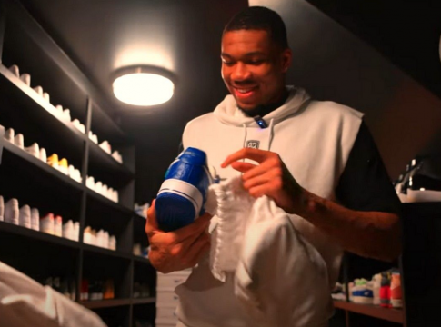 Ο Αντετοκούνμπο παρουσίασε την ντουλάπα με την «εξωφρενική» συλλογή του από παπούτσια (vid)