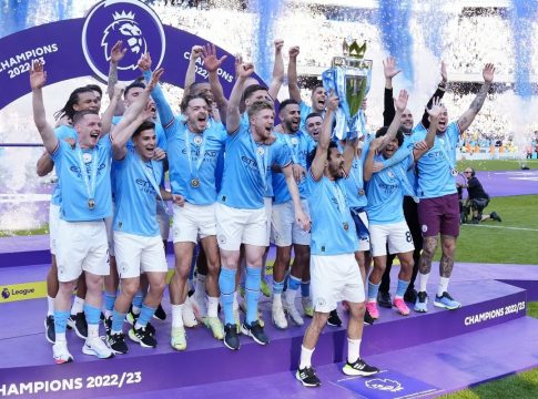 Η απονομή του τροπαίου στην Μάντσεστερ Σίτι (pics)
