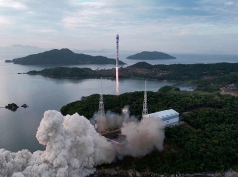 Βόρεια Κορέα: Η Ελλάδα καταδικάζει την εκτόξευση στρατιωτικού δορυφόρου
