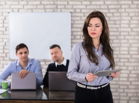 Προτείνεται η ποινικοποίηση της… προφορικής σεξουαλικής παρενόχλησης