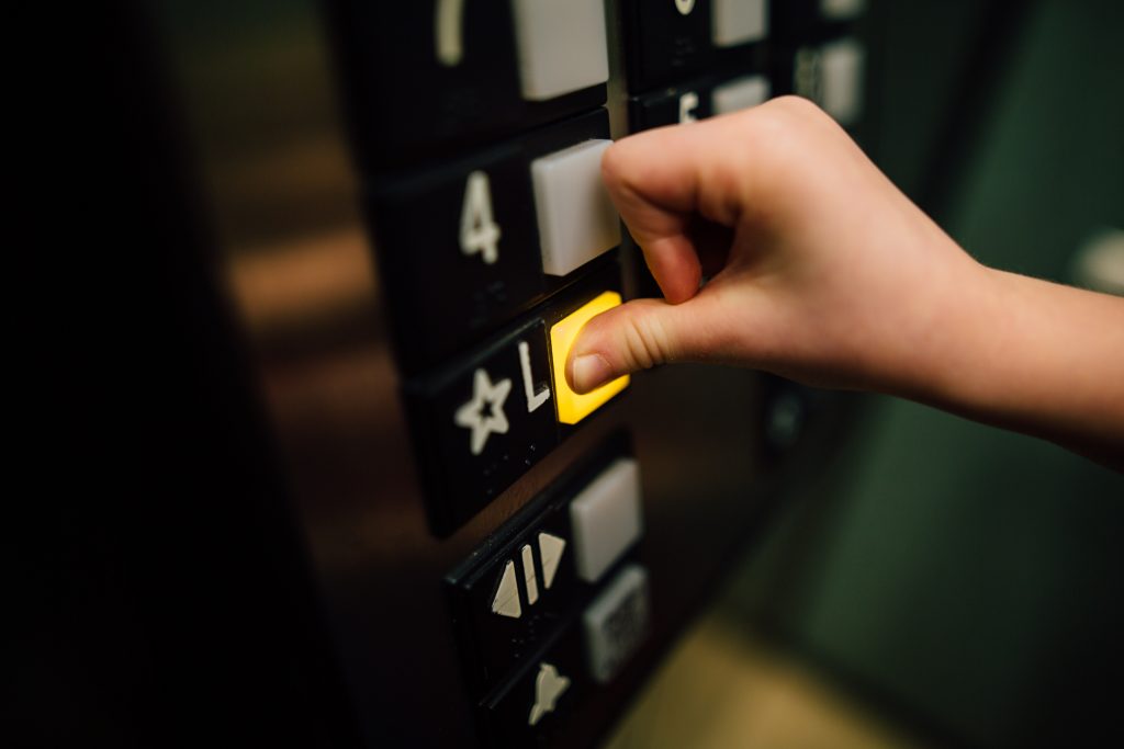 Γυναίκα έπεσε σε φρεάτιο ασανσέρ – Πώς απεγκλωβίστηκε