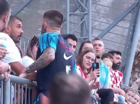 Ανω-κάτω η εθνική Κροατίας με Λιβάγια: Εξαλλος με οπαδό, ανέβηκε στα κάγκελα! (vid)