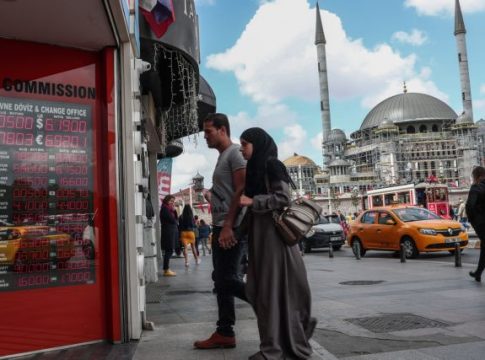 Τουρκία: Τα μηνύματα για «αποσωλήνωση» της λίρας έφεραν θεαματική βουτιά