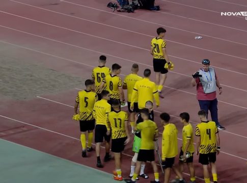 Όμορφη κίνηση από τους παίκτες της ΑΕΚ που πήγαν όλοι μαζί στον τραυματία τερματοφύλακα του ΠΑΟΚ