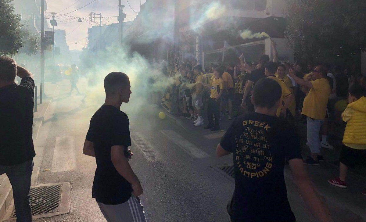 Χαμός και στο Αίγιο για την κούπα της ΑΕΚ (pics & vids)