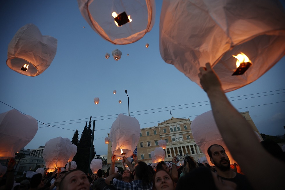 Δεκάδες φαναράκια στον ουρανό για τους νεκρούς του ναυαγίου της Πύλου