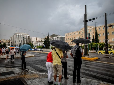 Καιρός σήμερα: Με καταιγίδες και χαλάζι η Δευτέρα