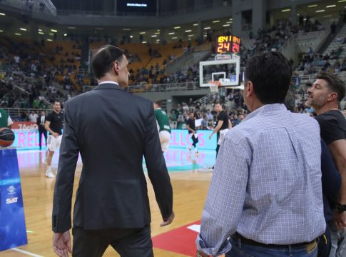 Φραστική επίθεση στον Μπαρτζώκα από οπαδό – Νερά και γιαούρτια στην αποστολή του Ολυμπιακού (pics)