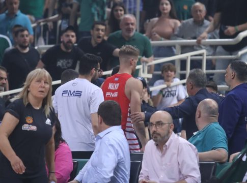 ΟΡΓΙΑ επιπέδου Φάρου στο ΟΑΚΑ!  Αποβάλλουν τον Γουόκαπ οι διαιτητές με σφυρίγματα εφευρέσεις!!! (vid)
