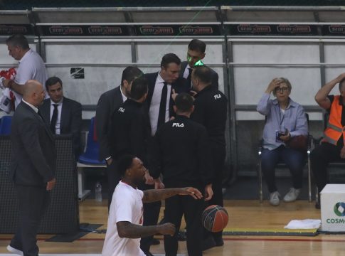 Οι οπαδοί του Παναθηναϊκού πέταξαν νερά στον Μπαρτζώκα και τον πάγκο του Ολυμπιακού (pics)