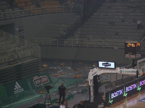 Σκηνικό… πολέμου στο ΟΑΚΑ: Σπασμένα καθίσματα και σύννεφο καπνού στο κλειστό (pics)