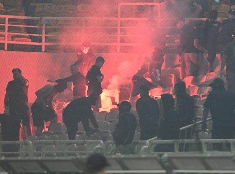 Προς οριστική διακοπή ο τέταρτος τελικός – Καταγγέλει εισβολή οπαδών από τη φυσούνα ο Ολυμπιακός!