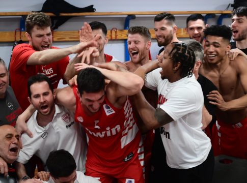 Η ομιλία του Μπαρτζώκα στα αποδυτήρια και το… πέσιμο στον Λαρεντζάκη (vid)