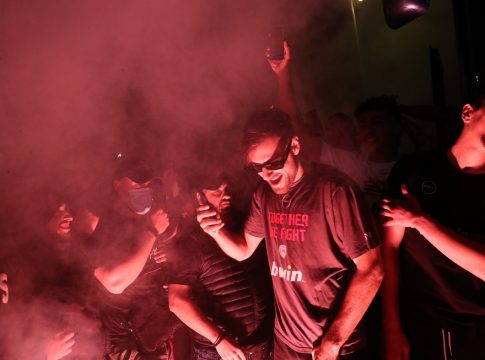 Η αποθέωση που επεφύλασσε ο κόσμος του Ολυμπιακού στους πρωταθλητές μέσα από τα… μάτια της ΚΑΕ (vid)