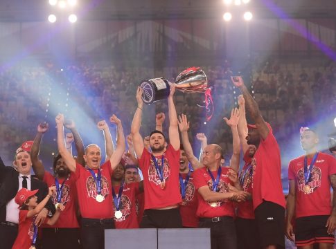 Οι πανηγυρισμοί, η αποθέωση και η «τρέλα» του κόσμου στη φιέστα του Ολυμπιακού (vid)